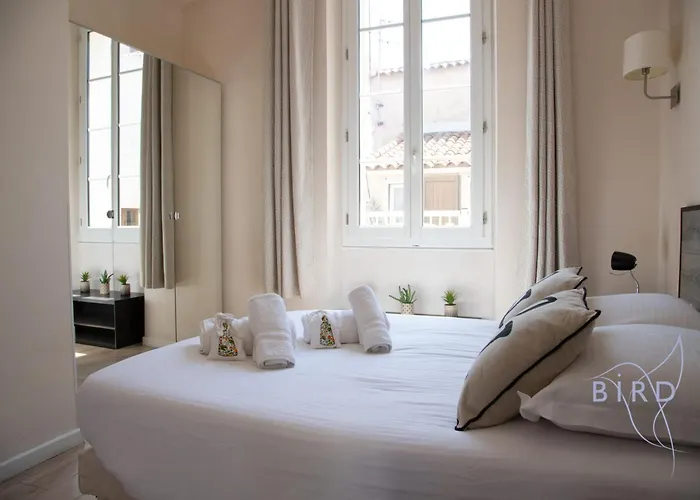 Daire Bright 1br In The Heart Of Old Place Nationale *