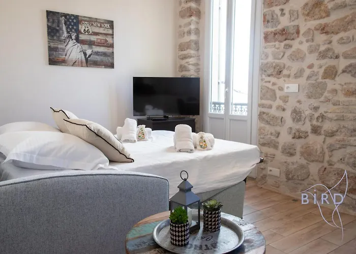 Bright 1br In The Heart Of Old Place Nationale